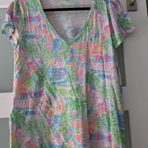 Lilly Pulitzer Tropical V-Neck Graphic Tee. M EUC